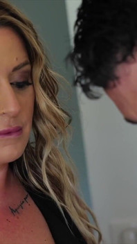 Giulia, sexy blondine, will harten sex!