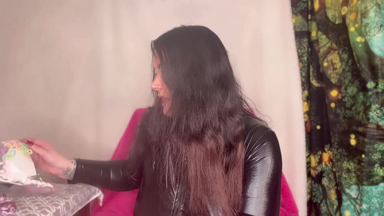 MissFFW: Miss ffw尝试不同的发型和带