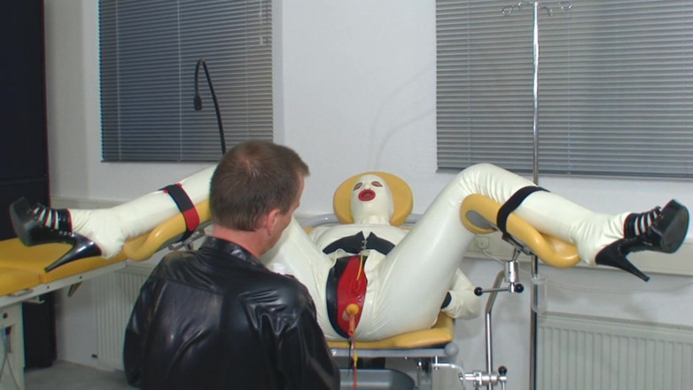 Rubber & Clinic Studio - 1ATOYS: Rubberslut na gynchair część 1