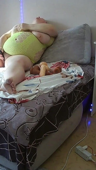 Gran culo, coño peludo carnoso y suegra de enormes tetas