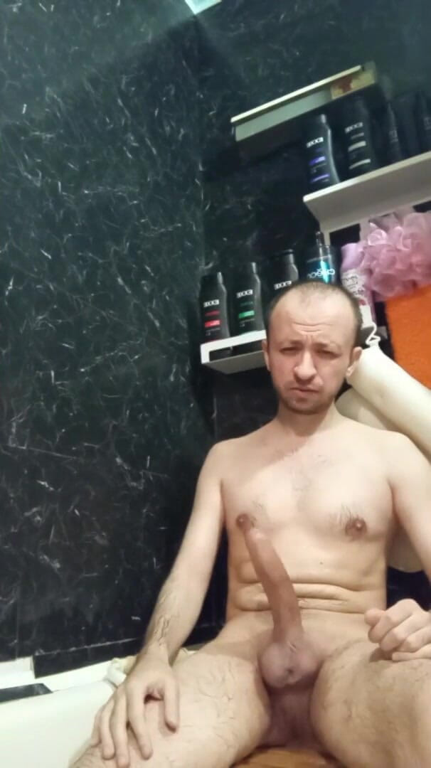 Alex Metallov: Un homme nu branle sa grosse bite dans la salle...
