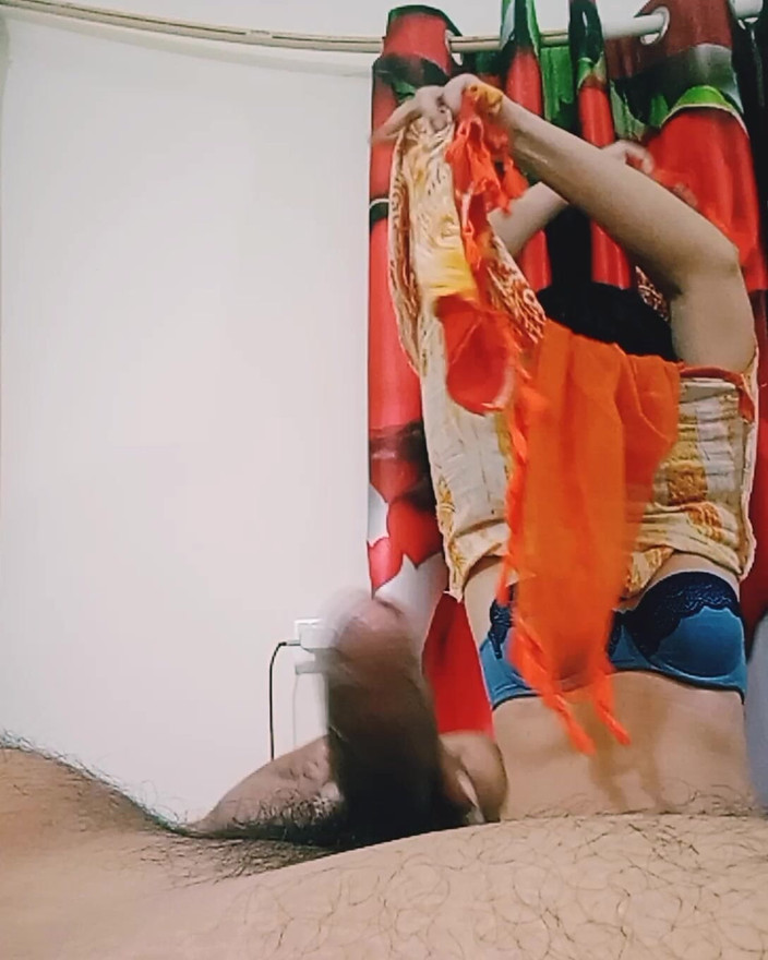 Bolly Karma: Büyük zenci ile oral seks yapmayı öğreniyor