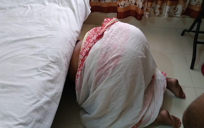 Aria Mia: Mama vitregă pakistaneză sexy se blochează în timp ce mătură sub...