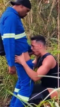 Muncitorii fac sex în pădure, străini