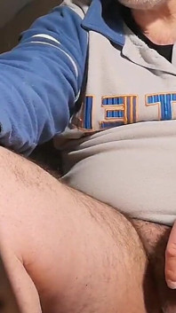 Eu me masturbo assistindo a um vídeo pornô de duas shemales!