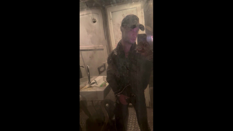 KinkySirius: Gopnik Kinkysirius trekt zich af in het vuile toilet van...