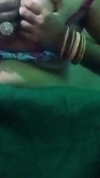 Indický gay crossdresser v růžové sárí lisuje a dojí prsa tak tvrdě a užívá si hardcore sex