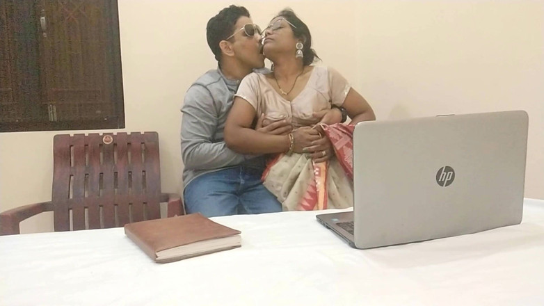 Popmini: Profesoară indiană excitată face sex fierbinte în sari frumos cu student...