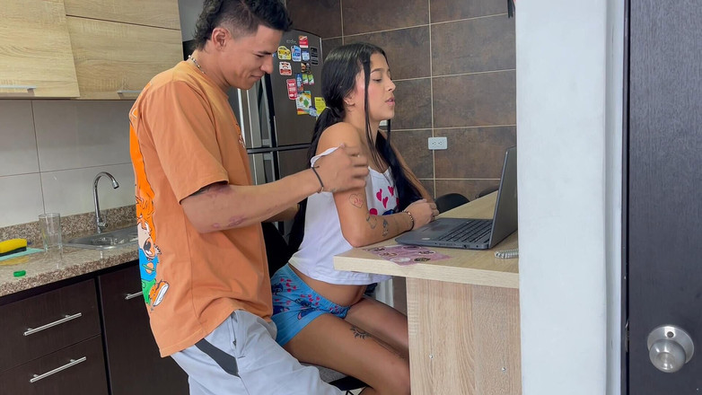 Kyleipalvin: Aku mengelabui adik tiriku untuk menghangatkannya dan ngentot memeknya habis-habisan