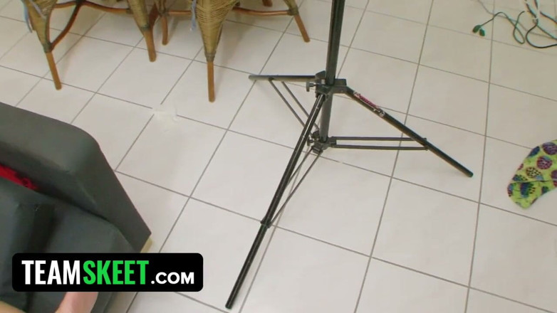 Team Skeet: Bionda calda mostra il suo gran culo stretto