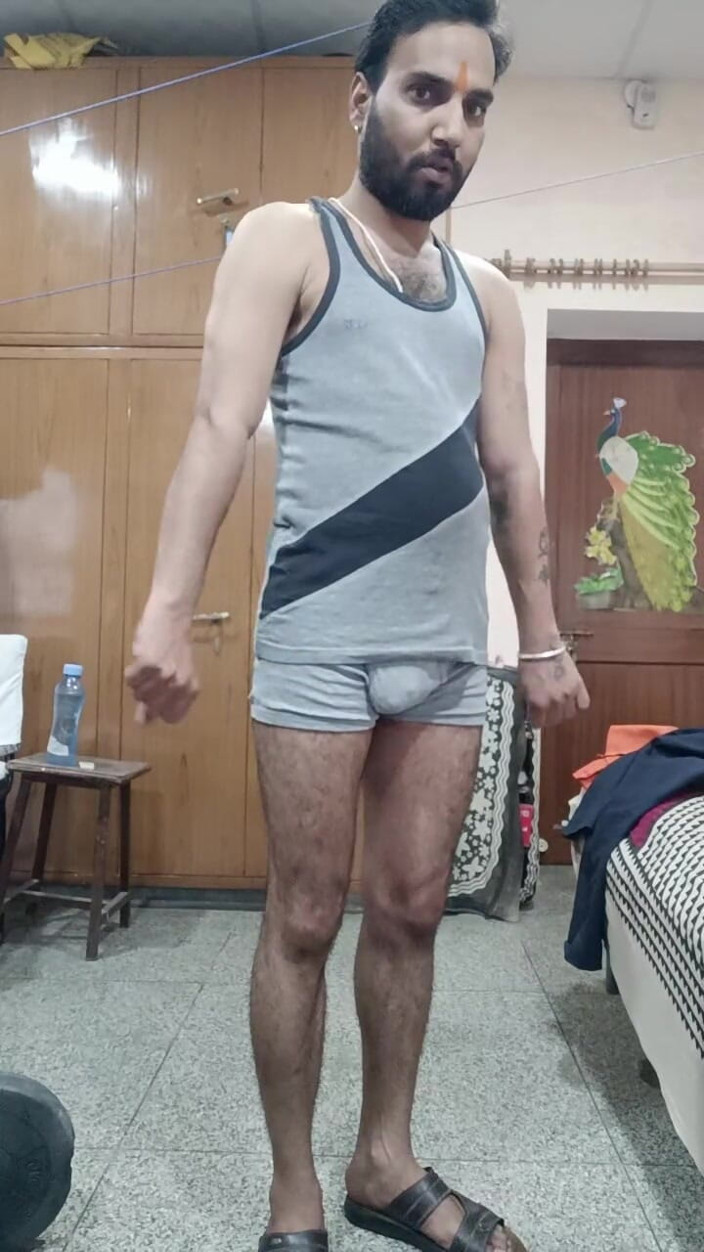Rajasthani-old-lover: Hintli adam iç çamaşırıyla excercise'i gösteriyor