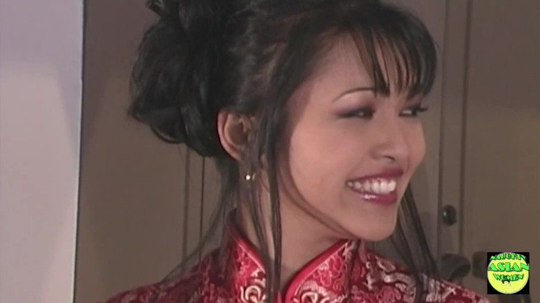 Naughty Asian Women: Sıska Asyalı esmer yatakta ters kovboy kız pozisyonunda uzun şafta binerken...