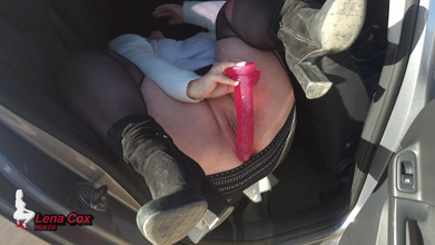 Lena Cox: Isteri miang melancap dan memancut mani di dalam keretanya