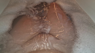 Tina Angel: Фигуристая девушка принимает ванну, видишь крупным планом мои большие сиськи, соски, бритую киску, мокрую и мыло