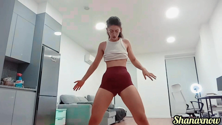 Shanaxnow: 在我的谷物运动氨纶短裤和拖地期间撒尿