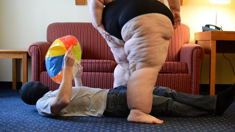 Full Weight Productions: Savannah spielt mit eiern