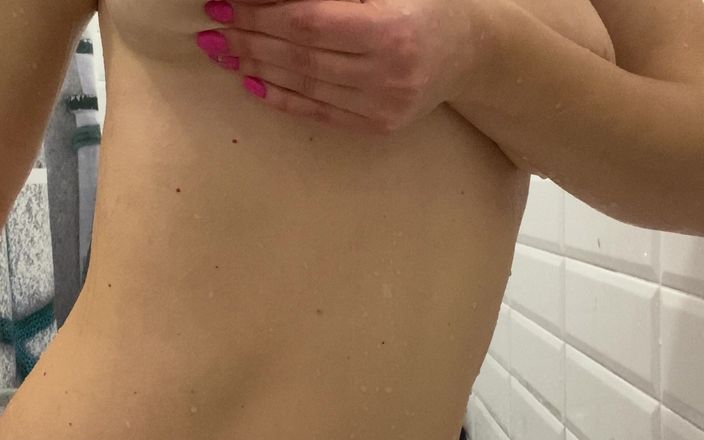Miodelka: シャワーで洗う赤毛の彼女の乳白色のおっぱいを見せ、彼女の毛むくじゃらのオマンコを洗いました