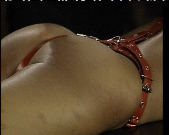 Deutsche Madchen: Una troia nera tedesca è stata legata e frustata allo spettacolo...