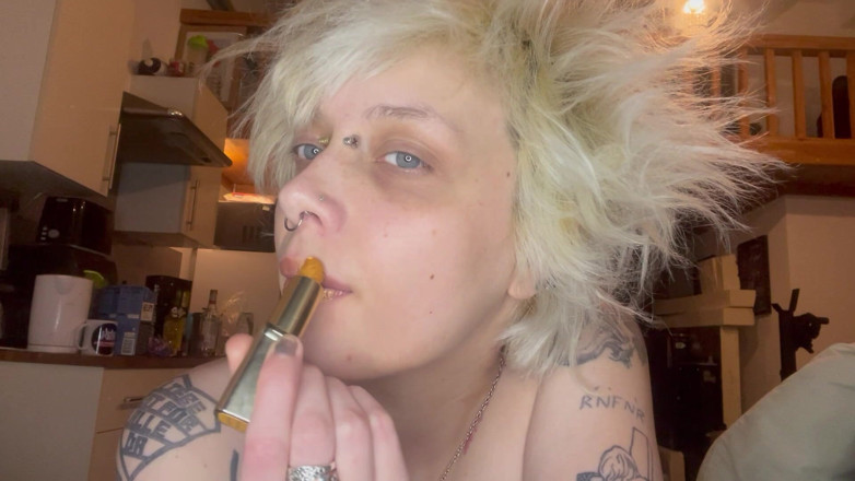 Glitterqueen1999: Goth girl läppstift fetisch röker en cigarett