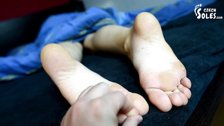 Czech Soles - foot fetish content: Stopy w łóżku są czczone - POV