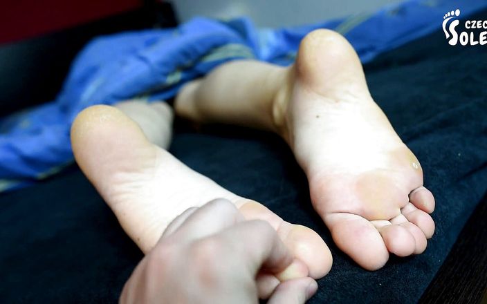 Czech Soles - foot fetish content: 床上的脚被崇拜 - 第一人称视角