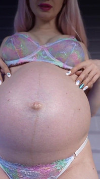 Le ventre d’une femme enceinte de 9 mois a faim. Taquinage et gros plan