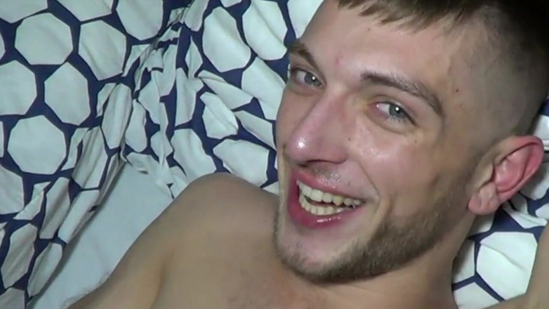 FRENCH AMATORS SEXTAPES: Romain Baise Dans Les Toilettes Publiques