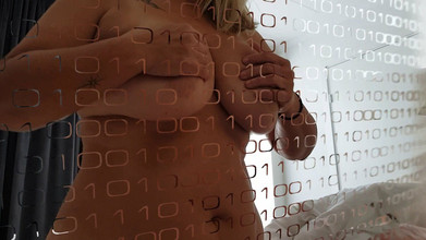 Malla: MILF Sweden matang bertetek besar semula jadi dan melancap bersama...