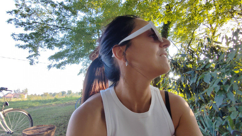 Ferrero anal experience: 自転車道で知られている大きな女がベンチで犯されるが、トラクターはすべてを台無しにする