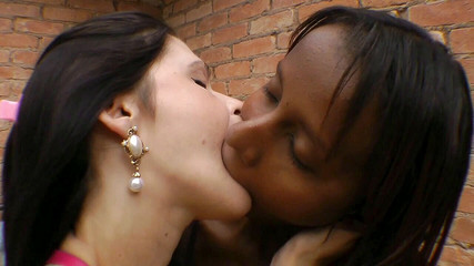 FetishKing: Гарячі поцілунки від Каріни та Таліти