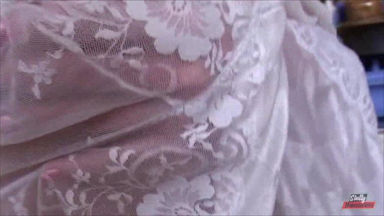 Vere Casalinghe Italia.: Sexy mature masturbating with her fingers in close up