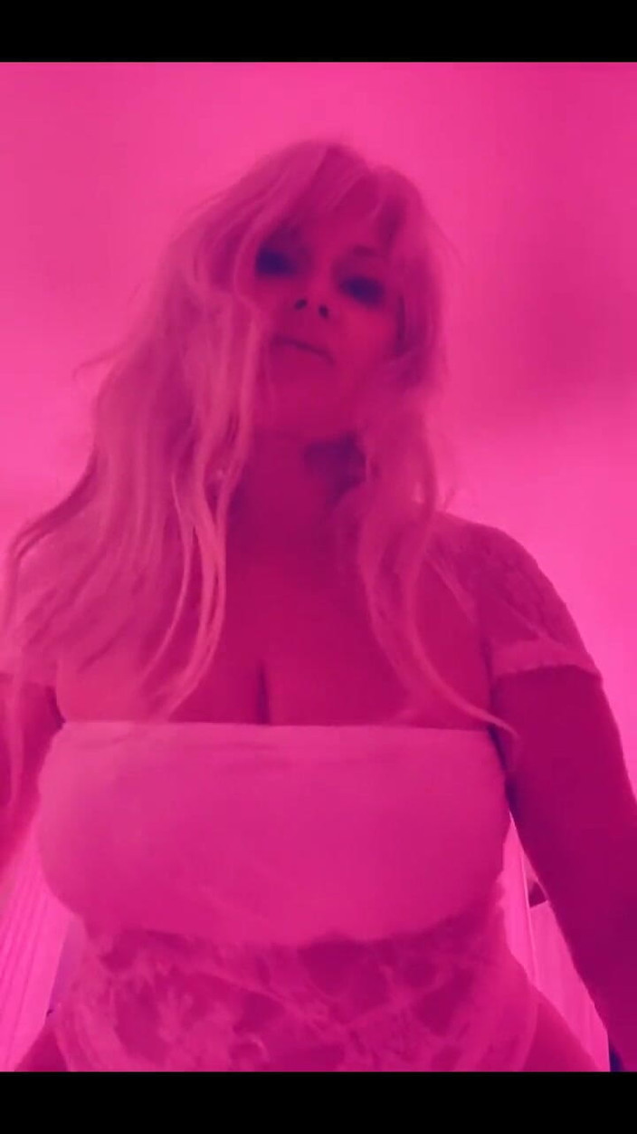 PaintedRose: Senin vücudunu benimkine yakın tutmak istiyorum, yatağa geliyor mu?