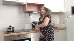 PeePorn: Macechy čůrá v kuchyni
