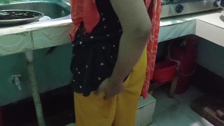 Sumahomesex: Дези бхабхи трахается на кухне, когда она готовила пищу