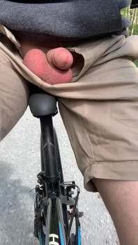 Expunere de pulă în pădure, plimbare cu bicicleta, băiat tânăr, amator