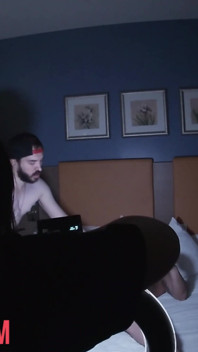 mörkhyadmodell grovt knullad av 2 vita kukar Bts