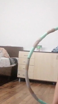 Une Femme Sexy S’entraîne À La Maison Nue. Une Brune Sexy Essaye Les Collants, Chatte Poilue, Gros Cul