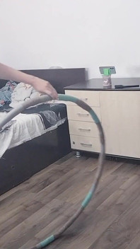 Seksi evli kadın evde çıplak egzersiz yapıyor