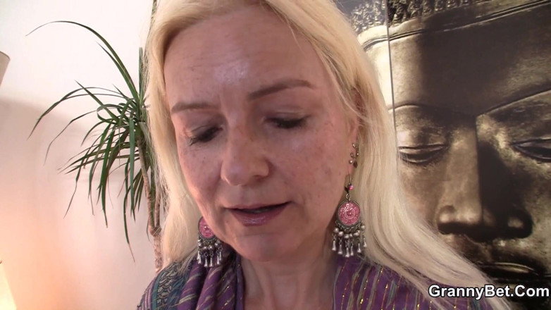 Granny Sluts: Fortune teller gets lucky with a fat dick