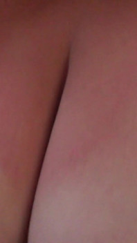 Karla Rose se fait peindre le visage en bas de la culotte