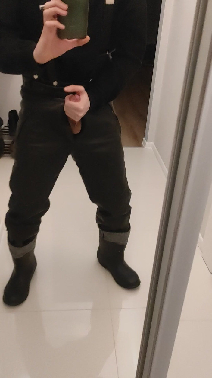 Gayfucker25: Армейские геи трахаются. Я в резиновых сапогах и кожаных штанах