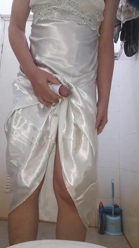 Crossdresser asiática vistiendo camisón largo y sedoso