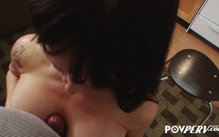 POV Perv: Grote tieten milf Angie Noir en haar grote speeltje!