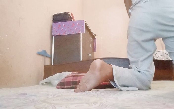 Desi Girl Fun: Chica cachonda con cuerpo suave y seduciendo con suave masturbación