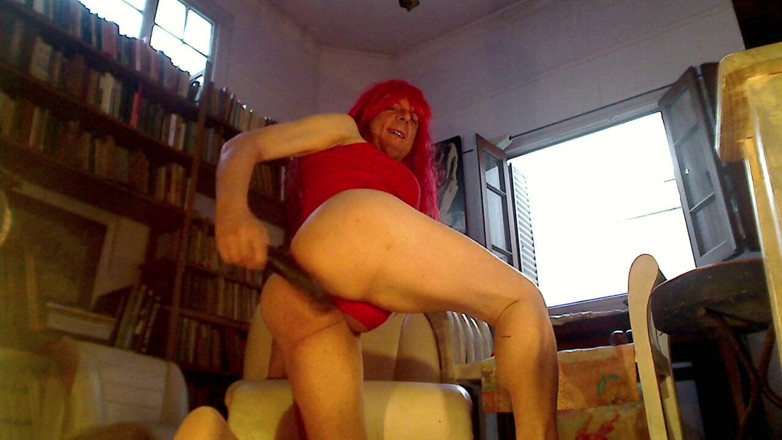 Dildo Man and Cross Hard Sex: Il mio culo fottuto e vestito di rosso con una...