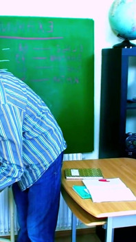 Para boas notas na faculdade, a professora é autorizada a transar com ela às vezes
