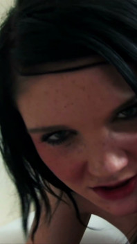 Weelderige pawg tiener Emma Leigh in amateur-swingerseksfeestje neukt oudere jongens