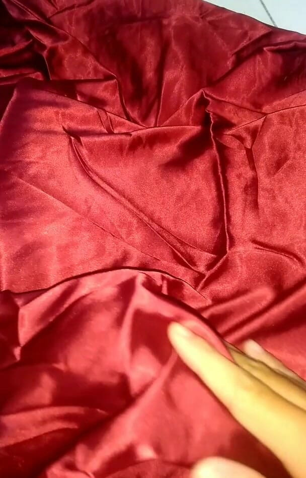 Naomisinka: Muncrat berurat ke dalam gaun panjang satin merah