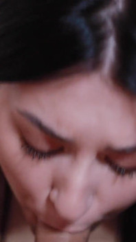 Schattige 18-jarige brunette geeft een sensuele pijpbeurt met de tong en slikt al het sperma met een lul door