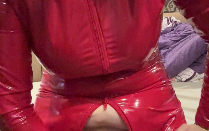 Larisa Cum: Jag är i en röd latexdräkt som leker med min kropp,...